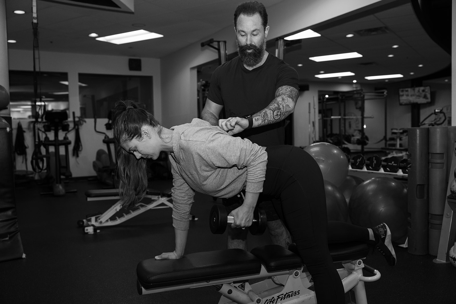 Woman over 40 training with progressive resistance — strength as prevention